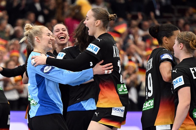 Die deutschen Handballerinnen bejubeln ihren Halbfinaleinzug.  | Foto: Federico Gambarini/dpa