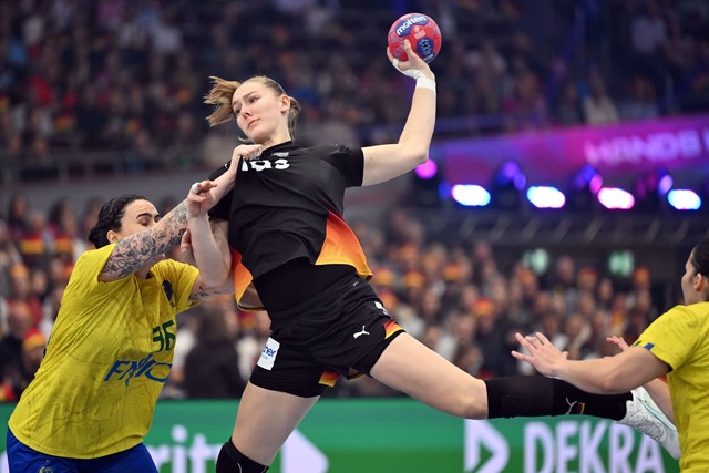 Niemand im DHB-Team springt so hoch wie Viola Leuchter.  | Foto: Federico Gambarini/dpa