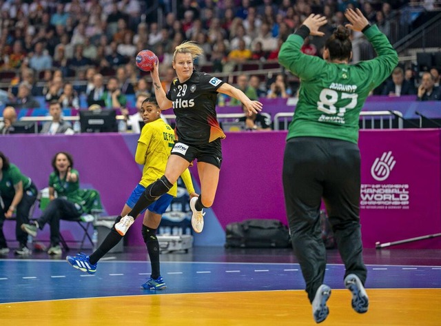 Auf dem Sprung ins Halbfinale: Deutschlands Antje Döll (M.). | Foto: IMAGO/M. Bader Auf dem Sprung ins Halbfinale: Deutschlands Antje Döll (M.). | Foto: IMAGO/M. Bader