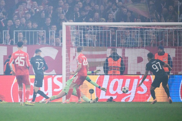 Manuel Neuer (m) war beim 0:1 machtlos.  | Foto: Tom Weller/dpa