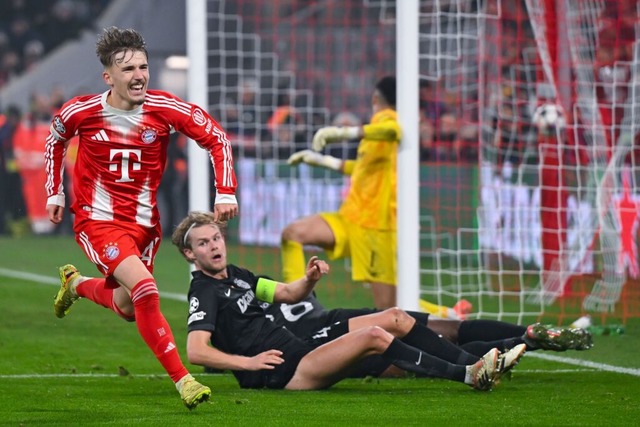 Lennart Karl (Bayern Mnchen) jubelt ber sein Tor zum 2:1.  | Foto: Sven Hoppe (dpa)