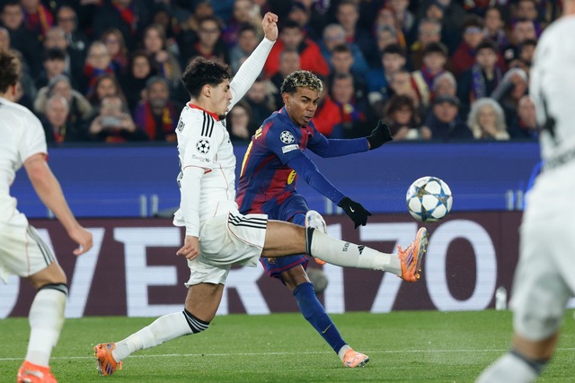 Eintracht Frankfurt hat sich f&uuml;r ...g;en Kampf in Barcelona nicht belohnt.  | Foto: Joan Monfort/AP/dpa