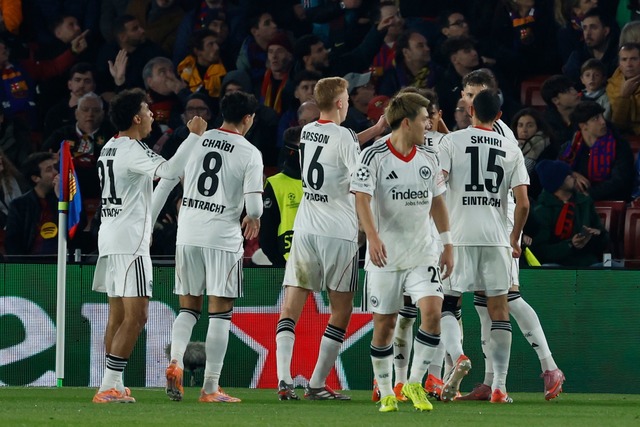 Durften vor der Pause jubeln: Die Profis von Eintracht Frankfurt.  | Foto: Joan Monfort/AP/dpa