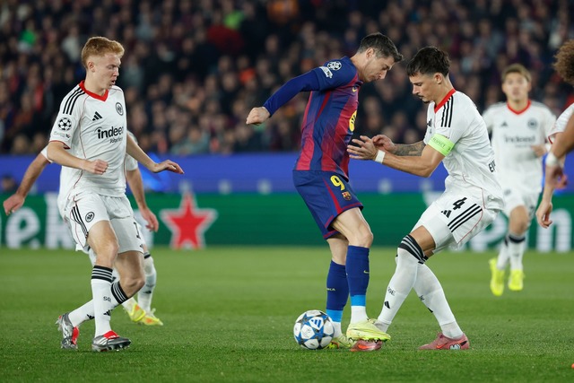 Die Frankfurter Defensive stand in Barcelona &uuml;ber weite Strecken sicher.  | Foto: Joan Monfort/AP/dpa