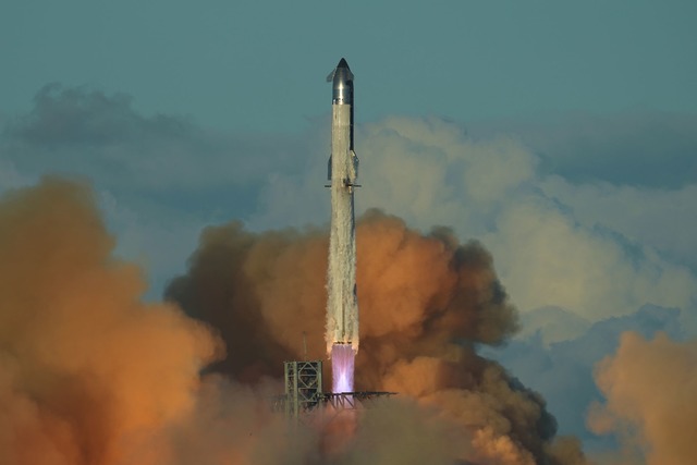 SpaceX strebt dem Bericht zufolge eine... 1,5 Billionen Dollar an. (Archivbild)  | Foto: Eric Gay/AP/dpa