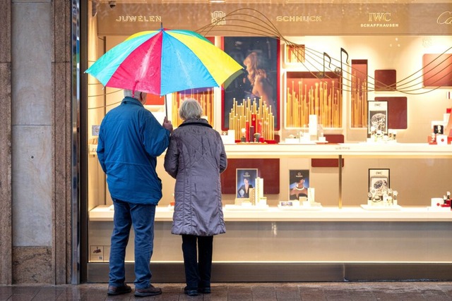 Experten zufolge soll der Renteneintri... starre Altersgrenze gekoppelt werden.  | Foto: Sina Schuldt (dpa)