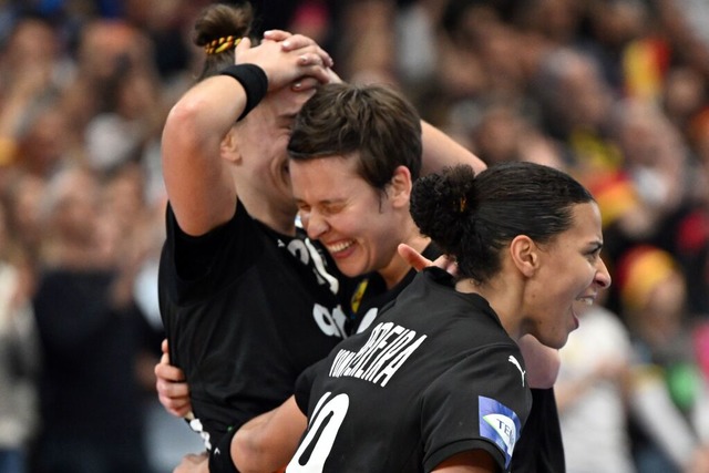 Emily Vogel (Deutschland, l-r), Alina ...hland) feiern den Sieg ber Brasilien.  | Foto: Federico Gambarini (dpa)