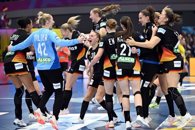 Deutschlands Spielerinnen feiern den Sieg ber Brasilien.  | Foto: Federico Gambarini (dpa)