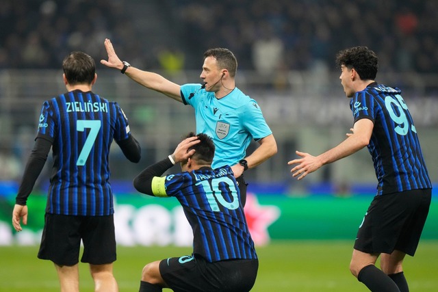 Die Inter-Spieler k&ouml;nnen Felix Zwayers Entscheidung nicht fassen.  | Foto: Luca Bruno/AP/dpa