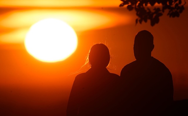 Ein Paar bei Sonnenaufgang  | Foto: Julian Stratenschulte/dpa