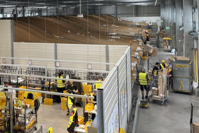 So werden im DHL-Verteilzentrum Efringen-Kirchen 10.000 Pakete pro Tag bearbeitet