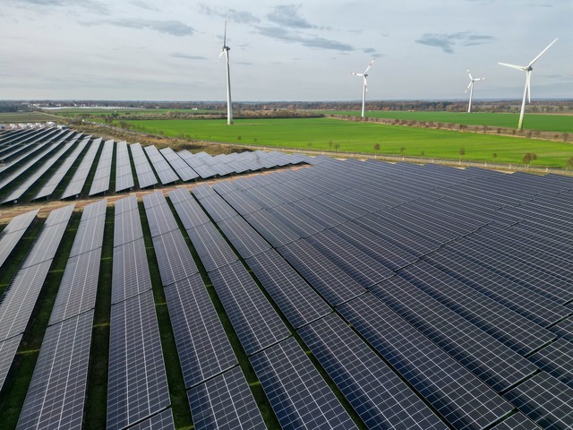 Erneuerbare Energien werden in diesem ...s Stromverbrauchs decken. (Symbolbild)  | Foto: Jan Woitas/dpa