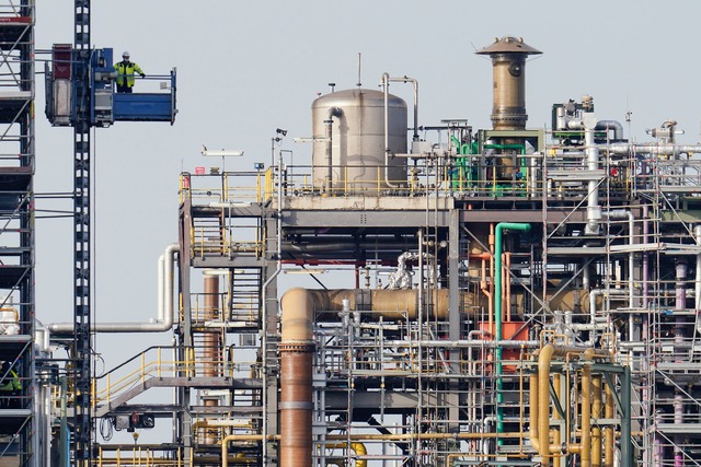 Die Chemieindustrie k&auml;mpft mit ho... der schwachen Wirtschaft (Archivbild)  | Foto: Uwe Anspach/dpa