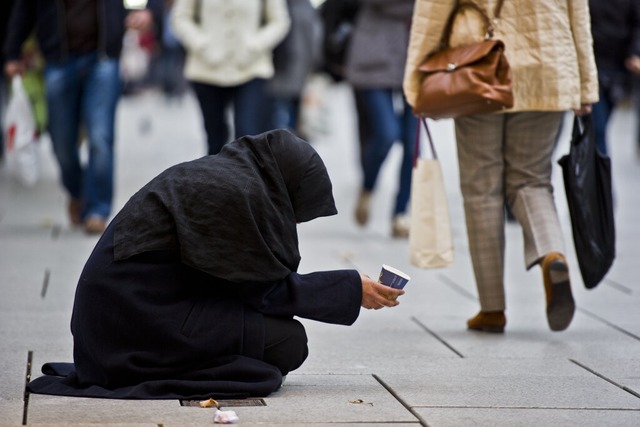 Oft betteln Menschen, weil sie nicht g...eld fr Essen oder eine Wohnung haben.  | Foto: Nicolas Armer (dpa)
