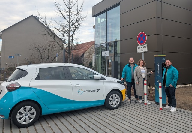 Neue ffentliche E-Ladestation in Kand...und Projektleiter Guiseppe Castiglione  | Foto: Gemeinde Kandern