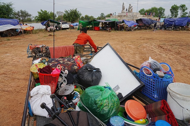Die K&auml;mpfe entlang der 800 Kilome...en zahlreiche Einwohner in die Flucht.  | Foto: Heng Sinith/AP/dpa