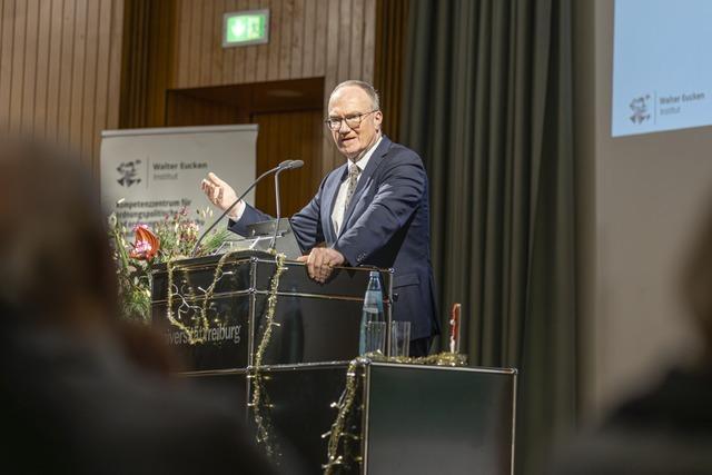 Lars Feld fordert weniger Staat, weniger Schulden und mehr Reformen