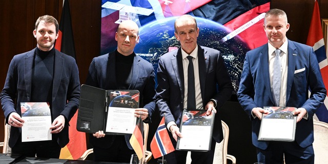 Haben ehrgeizige Pl&auml;ne im All: Die Chefs von Helsing und Kongsberg.  | Foto: Jens Kalaene/dpa