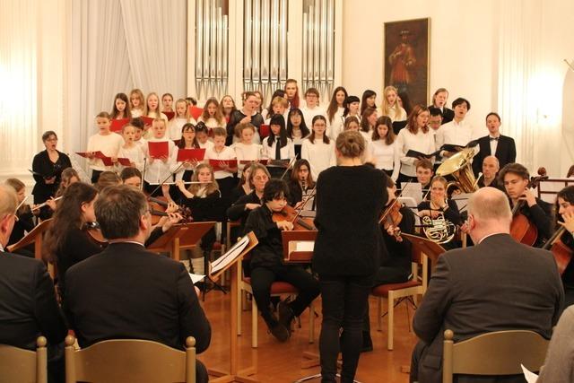 Chor-AG, Orchester-AG und Kollegs-Chor und Kollegs-Orchester gestalten besinnliches Adventskonzert in St. Blasien