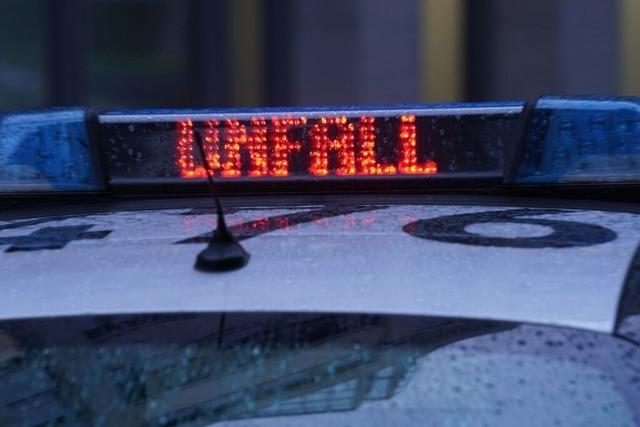 Bierksten blockieren Bundesstrae: Lastwagen verliert auf der B500 bei Feldberg seine Ladung