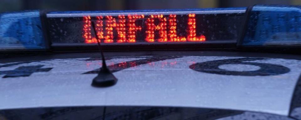 Bierksten blockieren Bundesstrae: Lastwagen verliert auf der B500 bei Feldberg seine Ladung