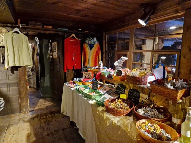 Selbstgemachtes aus Holz und Gestricktes vor gemtlicher Kulisse  | Foto: Hotzenwald Tourist-Info Herrischried