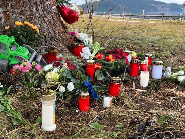 Kerzen und Blumen an der Stelle, an we...end der Polizist tdlich verunglckte.  | Foto: Tanja Bury 