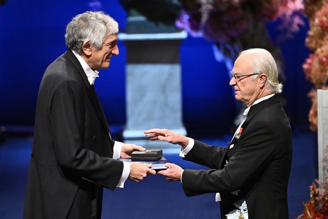 K&ouml;nig Carl Gustaf zeichnete unter...der Physik-Nobelpreistr&auml;ger, aus.  | Foto: Anders Wiklund/TT News Agency/AP/dpa