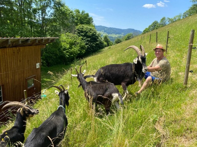 Ewald Klingele, Vorsitzender des Ziege...hen Gehilfen in der Landschaftspflege.  | Foto: Privat