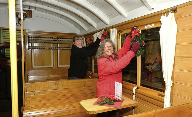 Claudia Rder und Jutta Trautwein schm...rischen Waggons fr den Weihnachtszug.  | Foto: Birgit-Cathrin Duval