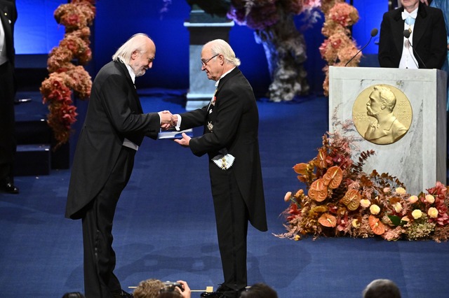 Auch Literaturnobelpreistr&auml;ger L&...&auml;nden von K&ouml;nig Carl Gustaf.  | Foto: Anders Wiklund/TT News Agency/AP/dpa