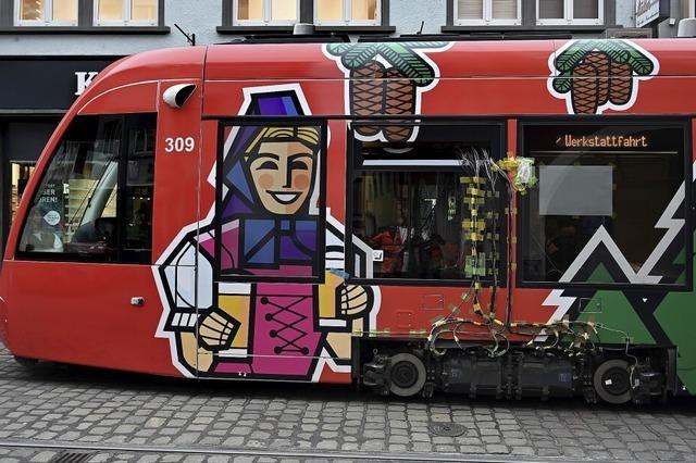 Straenbahn fhrt Sandscke durch die Stadt