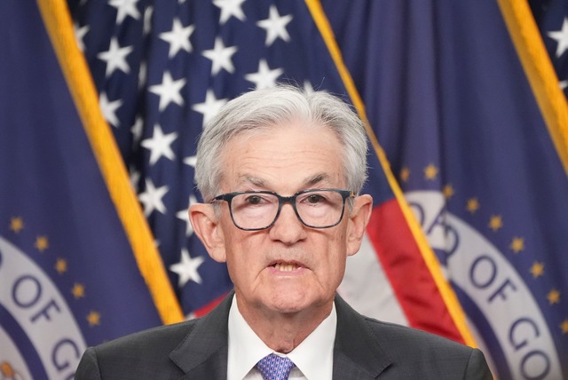 Die US-Notenbank Federal Reserve um de...owell hat erneut den Leitzins gesenkt.  | Foto: Jacquelyn Martin/AP/dpa