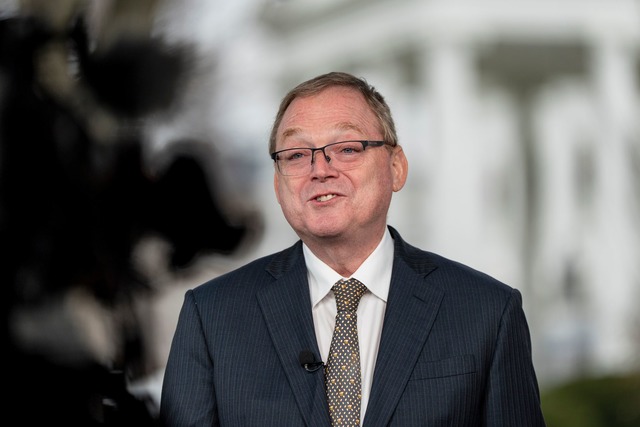 Gilt als Favorit f&uuml;r die Nachfolg...ed-Chefs: Trump-Berater Kevin Hassett.  | Foto: Alex Brandon/AP/dpa