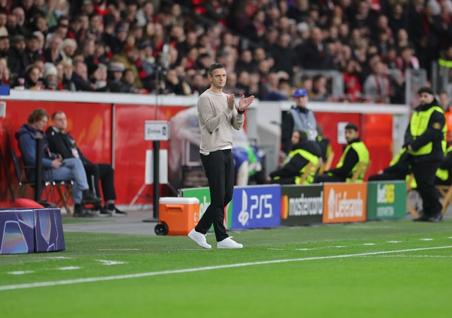 Stand anstelle von Kasper Hjulmand an ... Leverkusens Co-Trainer Rogier Meijer.  | Foto: Rolf Vennenbernd/dpa