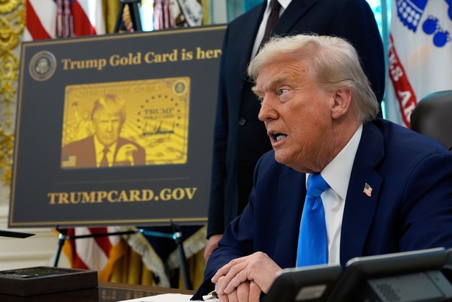 Das Konterfei des Pr&auml;sidenten ist auch auf der "Trump Gold Card" zu sehen.  | Foto: Alex Brandon/AP/dpa