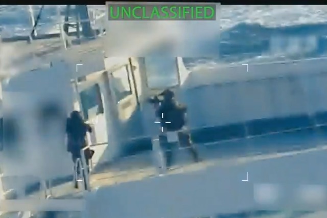 Bewaffnete Soldaten seilten sich auf den Tanker ab.  | Foto: U.S. Attorney General's Office/X/AP/dpa