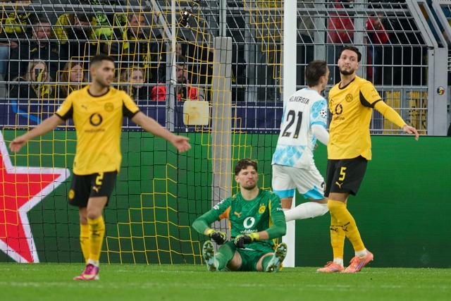 Die BVB-Profis waren nach dem 2:2 gege...norwegischen Au&szlig;enseiter bedient  | Foto: Bernd Thissen/dpa