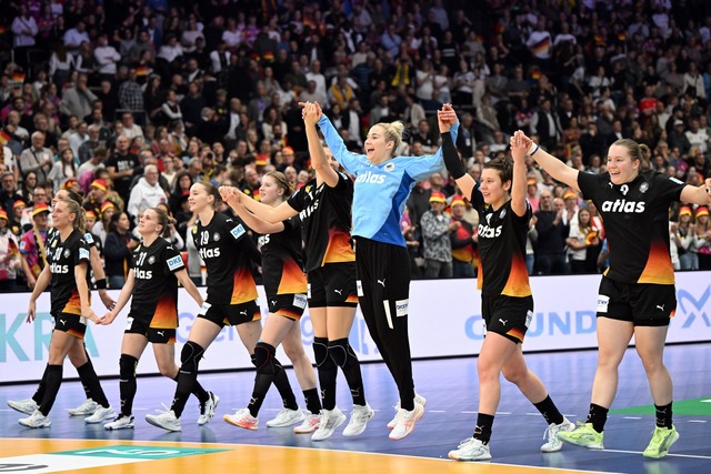 Noch ein Sieg trennt die deutschen Handballerinnen von einer WM-Medaille.  | Foto: Federico Gambarini/dpa