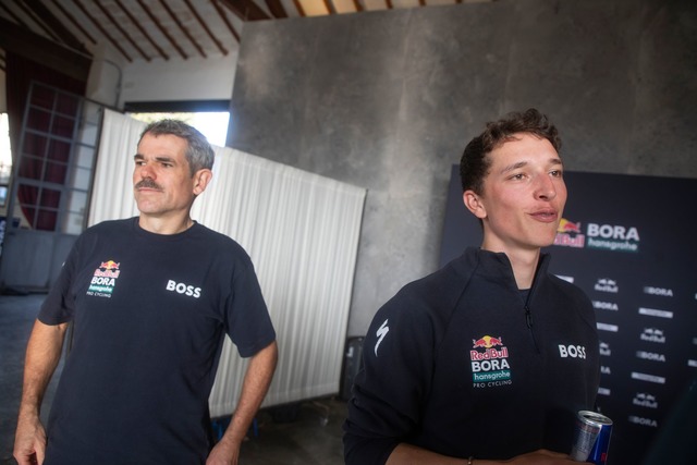 Teamchef Ralph Denk (l.) verbindet gro&szlig;e Hoffnungen mit Florian Lipowitz.  | Foto: Clara Margais/dpa