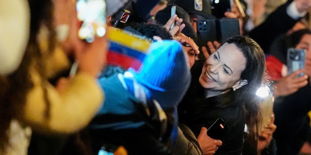Machado traf in der Nacht in Oslo ein.  | Foto: Lise &Aring;serud/NTB Scanpix/AP/dpa