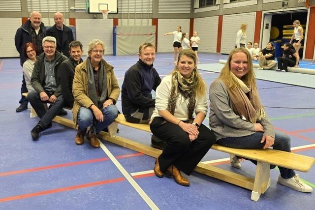 TSG  freut sich ber neuen Boden in  der tlinger Sporthalle