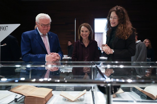 Der Bundespr&auml;sident zeigt in Marbach am Neckar Interesse an Rilkes Werken.  | Foto: Christoph Schmidt/dpa