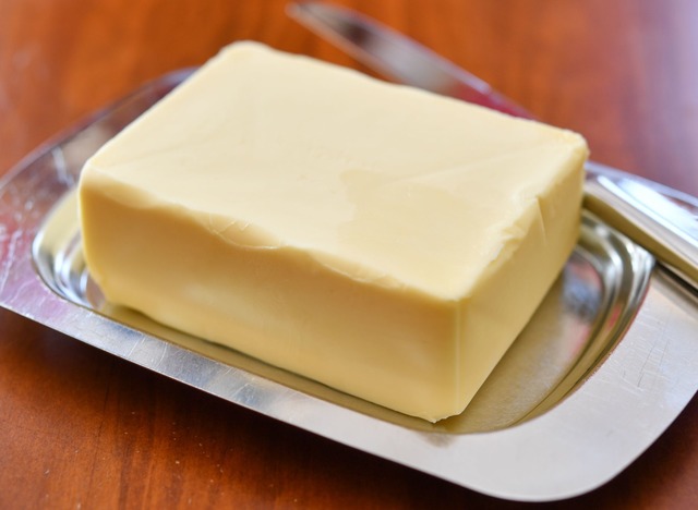 Butter kostet deutlich weniger als noch vor einem Jahr. (Archivbild)  | Foto: Patrick Pleul/dpa-Zentralbild/dpa