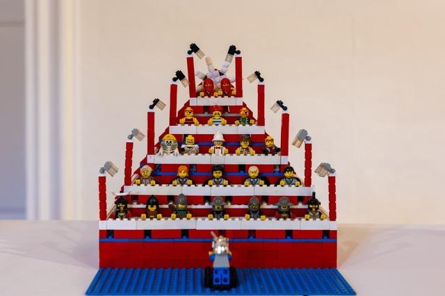 Bei einer Ausstellung in Waldkirch singt Harry Potter mit Piraten auf dem Weihnachtsbaum