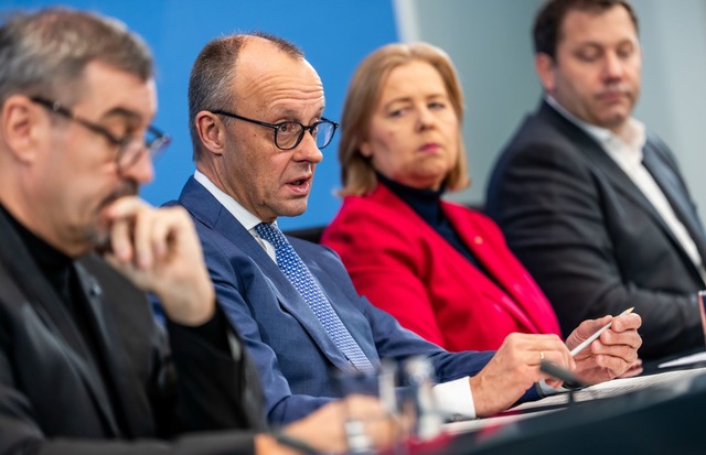 Die Koalitionsspitzen pr&auml;sentiere...&auml;chtlichen Beratungen Ergebnisse.  | Foto: Michael Kappeler/dpa