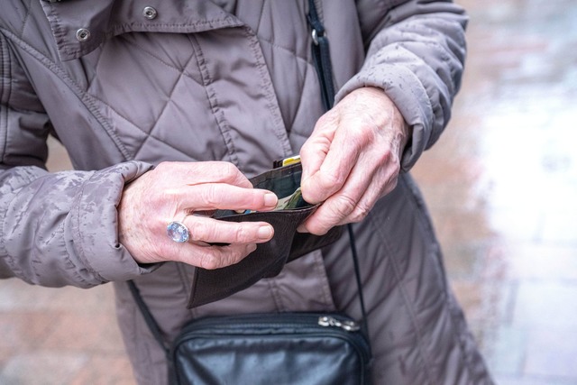 Was bleibt im Alter im Portemonnaie? E...ezahlbares System sorgen. (Symbolfoto)  | Foto: Sina Schuldt/dpa