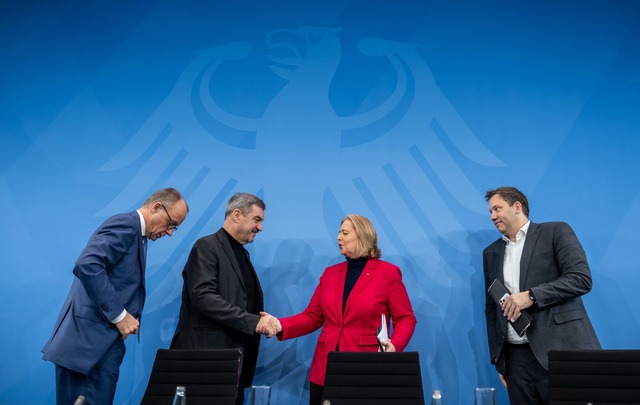 Nach n&auml;chtlichen Beratungen stell...e Koalitionsspitzen die Resultate vor.  | Foto: Michael Kappeler/dpa