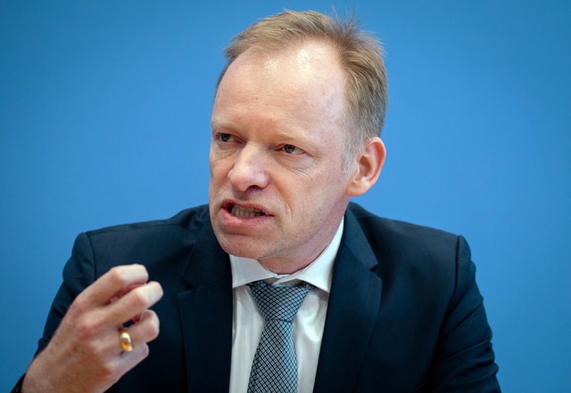 Ifo-Chef Fuest kritisiert die Bundesregierung. (Archivbild)  | Foto: Kay Nietfeld/dpa