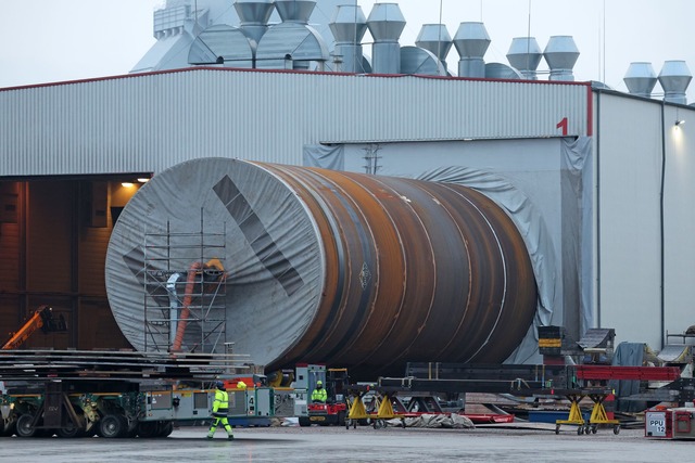 Hohe US-Z&ouml;lle etwa auf Stahl belasten die Wirtschaft.  | Foto: Bernd W&uuml;stneck/dpa